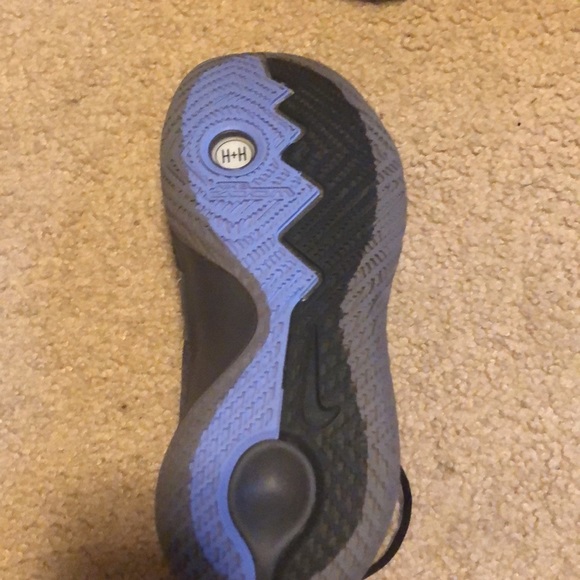 Nike Kyrie Flytraps - Picture 9 of 13